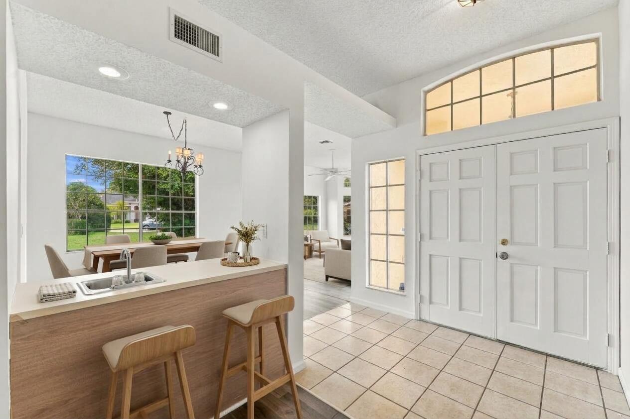 1015 LAKE BREEZE Drive