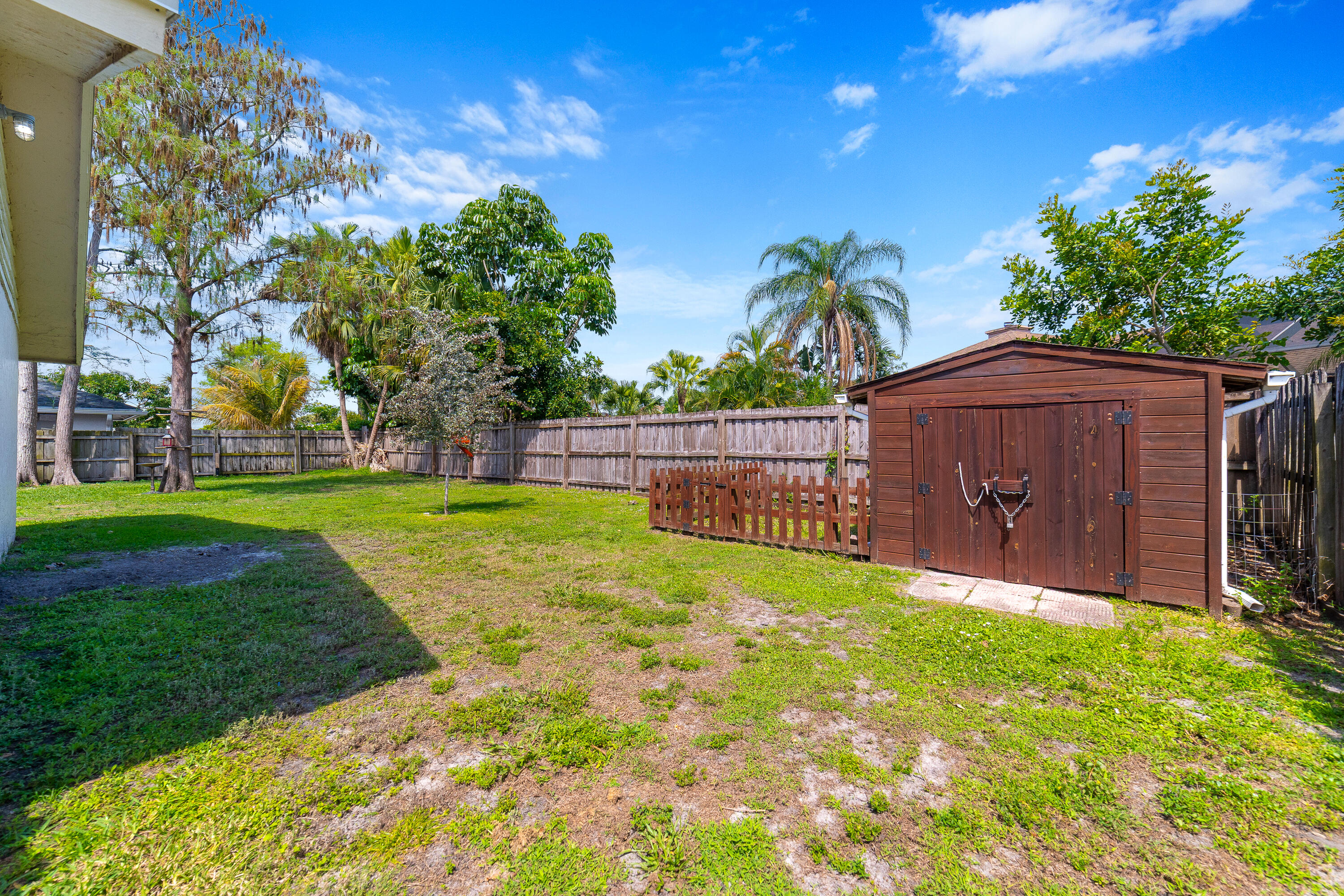 SUGAR POND MANOR OF WELLINGTON - Residential