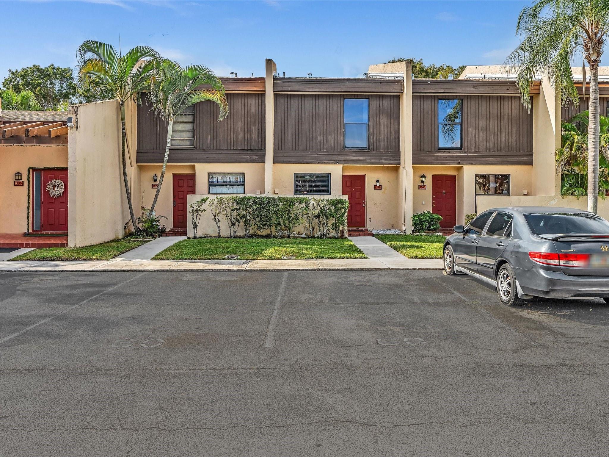 1270 NW 99th Ave 60, Pembroke Pines, FL, 33024/$289,900 1 1270 NW 99th Ave 60