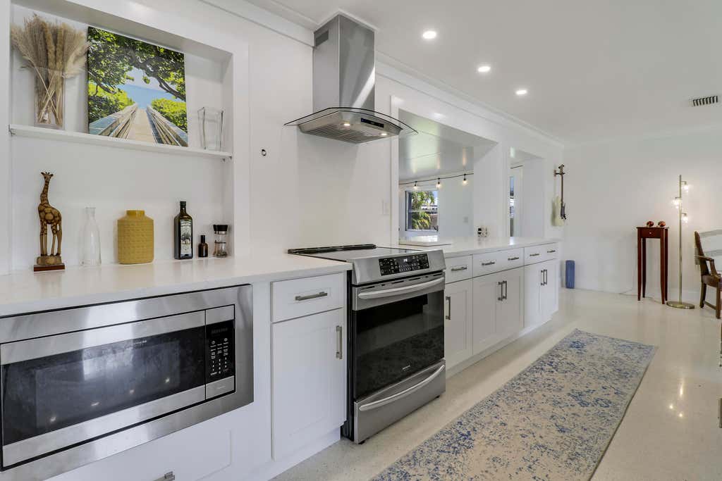 Photo of 1518 Summer Avenue, Jupiter, FL 33469 (MLS # B26030247)