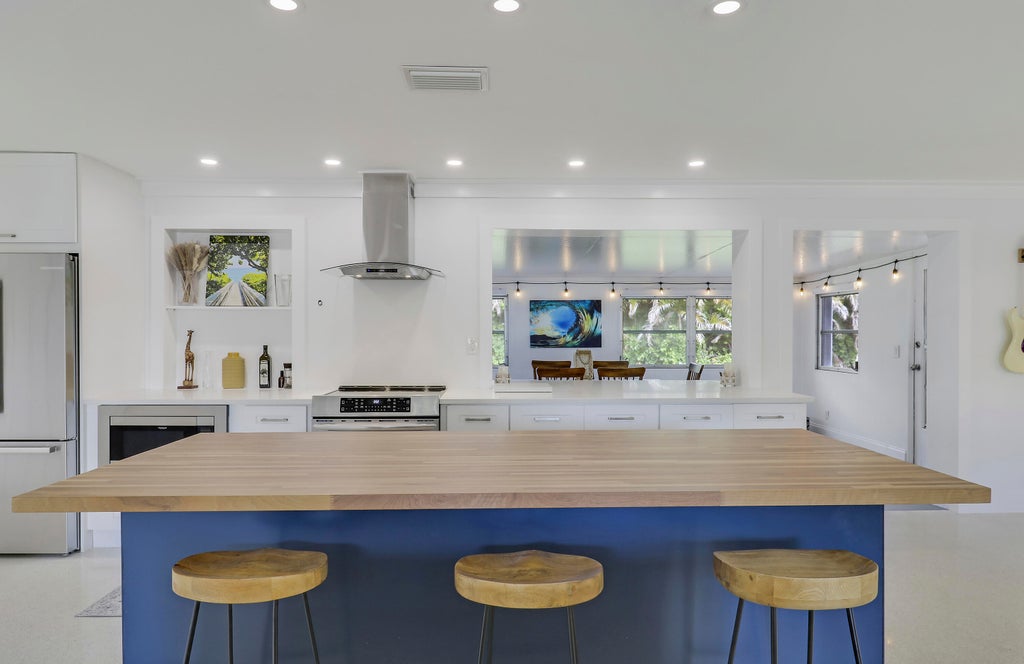 Photo of 1518 Summer Avenue, Jupiter, FL 33469 (MLS # B26030247)