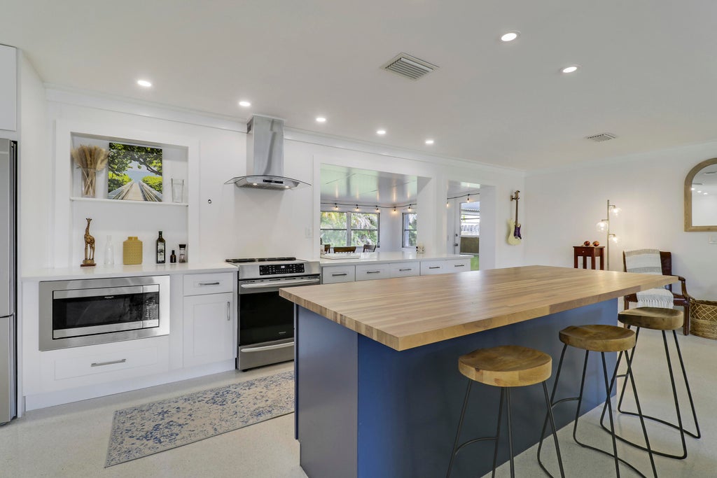 Photo of 1518 Summer Avenue, Jupiter, FL 33469 (MLS # B26030247)