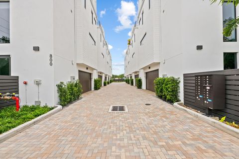 Tiny photo for 818 NE 2nd Street, Fort Lauderdale, FL 33301 (MLS # B26035460)