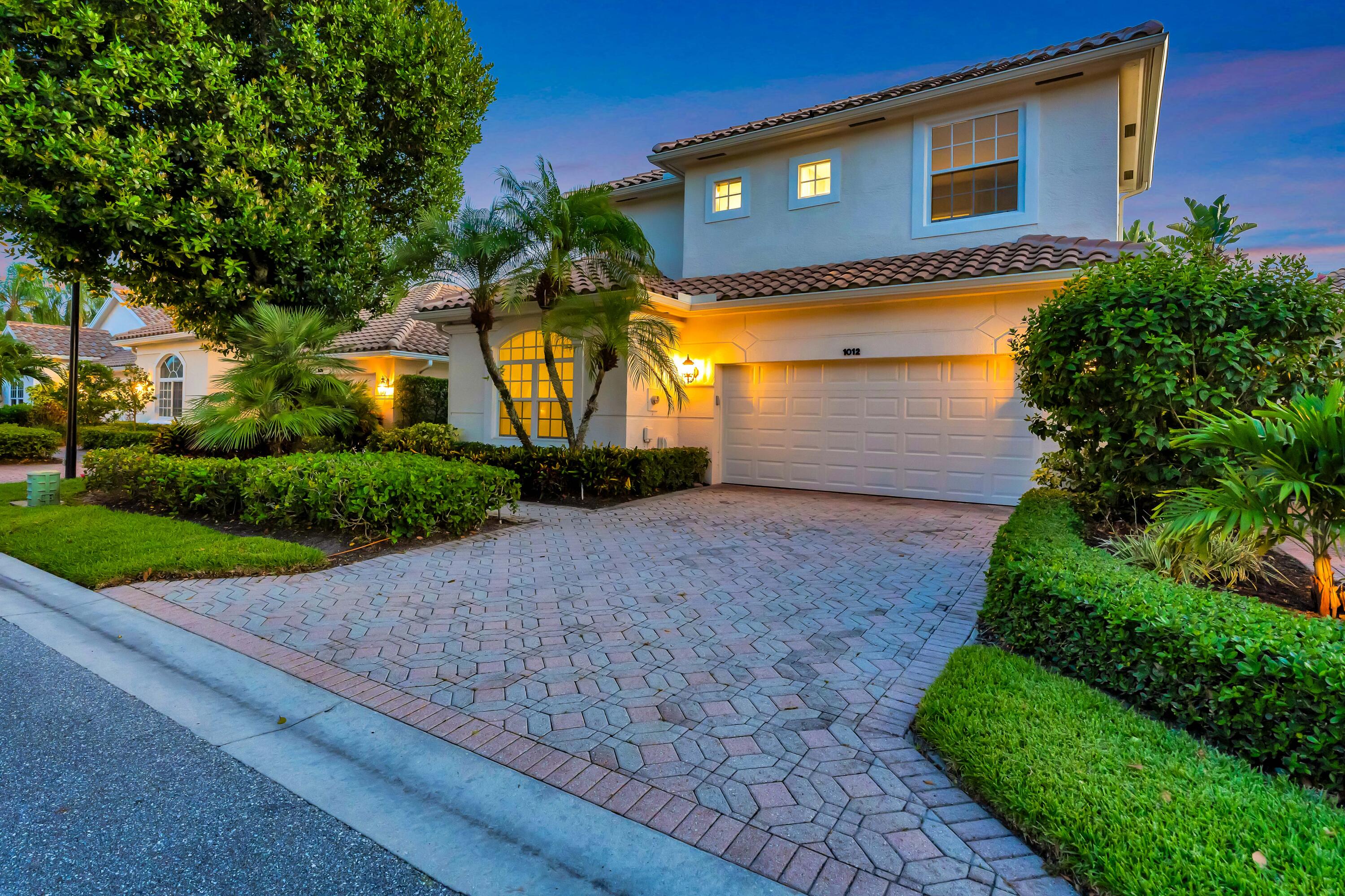 1012 Diamond Head Way