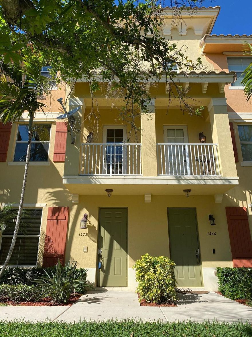 LOCATION, DESIGN AND AMENITIES ! THIS TOWNHOME HAS IT ALL. FRESH PAINT, EXTRA LARGE 3BR/2FULL BA + 2 1/2 BATHS WITH GREAT ROOM ON FIRST FLOOR AND DEN ON THE SECOND FLOOR WHICH CAN BE USED AS A BEDROOM: THIS HOME HAS WHAT YOU EXPECT INCL: GRANITE COUNTER TOPS, HIGH CEILINGS, DIAG TILE, WOOD FLOOR IN ALL THE ROOMS AND TILE IN THE LIVING AREAS, UPGRADED LIGHT FIXTURES IN THE BATH ROOMS AND SO MUCH MORE.