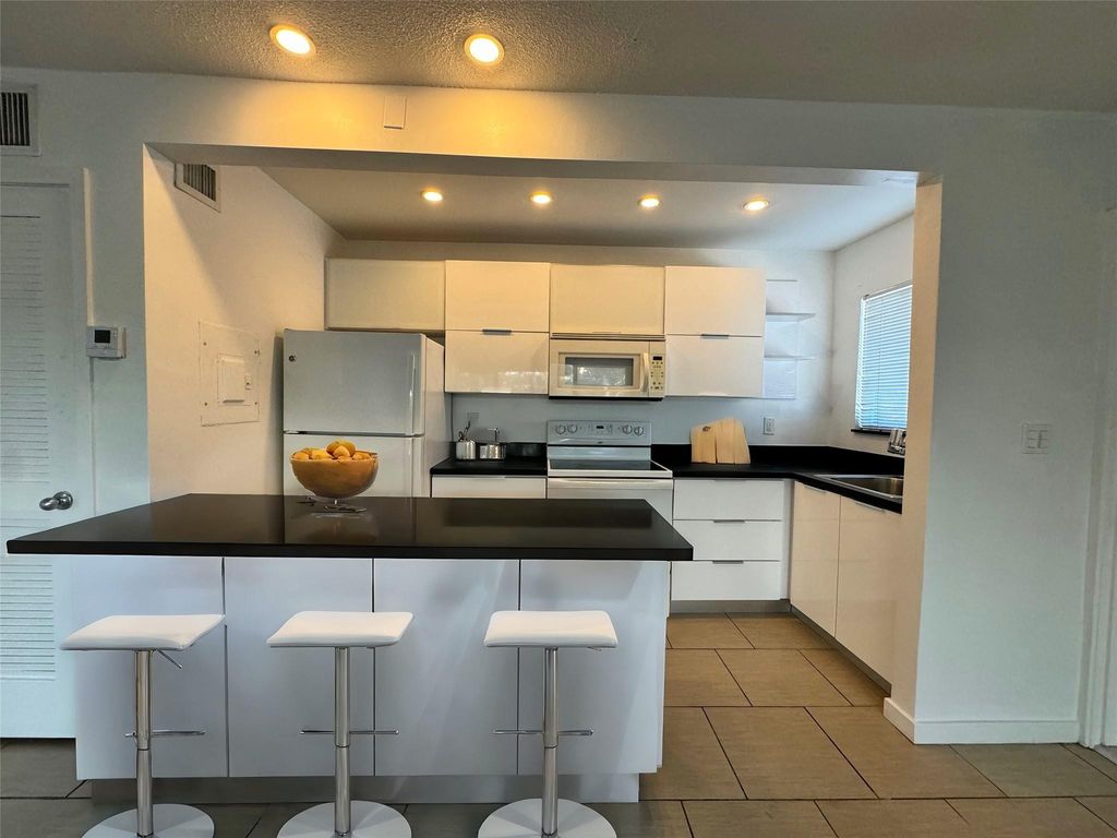 Photo of 2830 NE 30th Place #1, Fort Lauderdale, FL 33306 (MLS # F10554570)