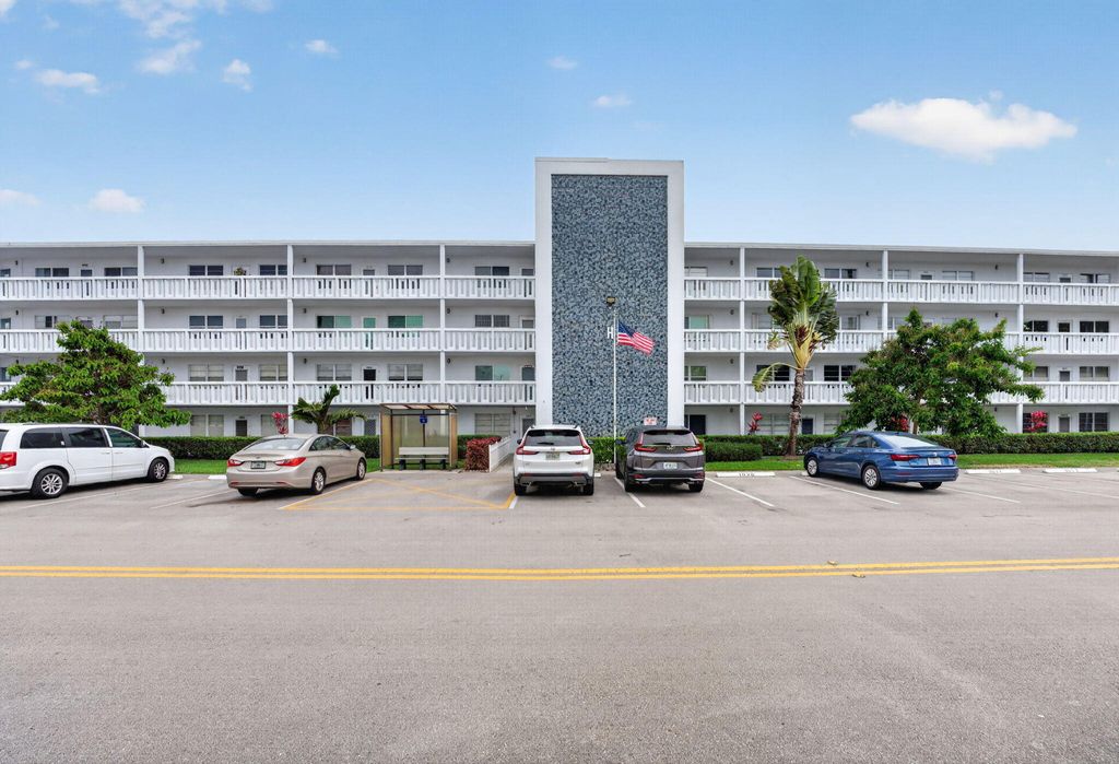 Photo of 1025 Ventnor Crescent #H, Deerfield Beach, FL 33442 (MLS # B26020178)