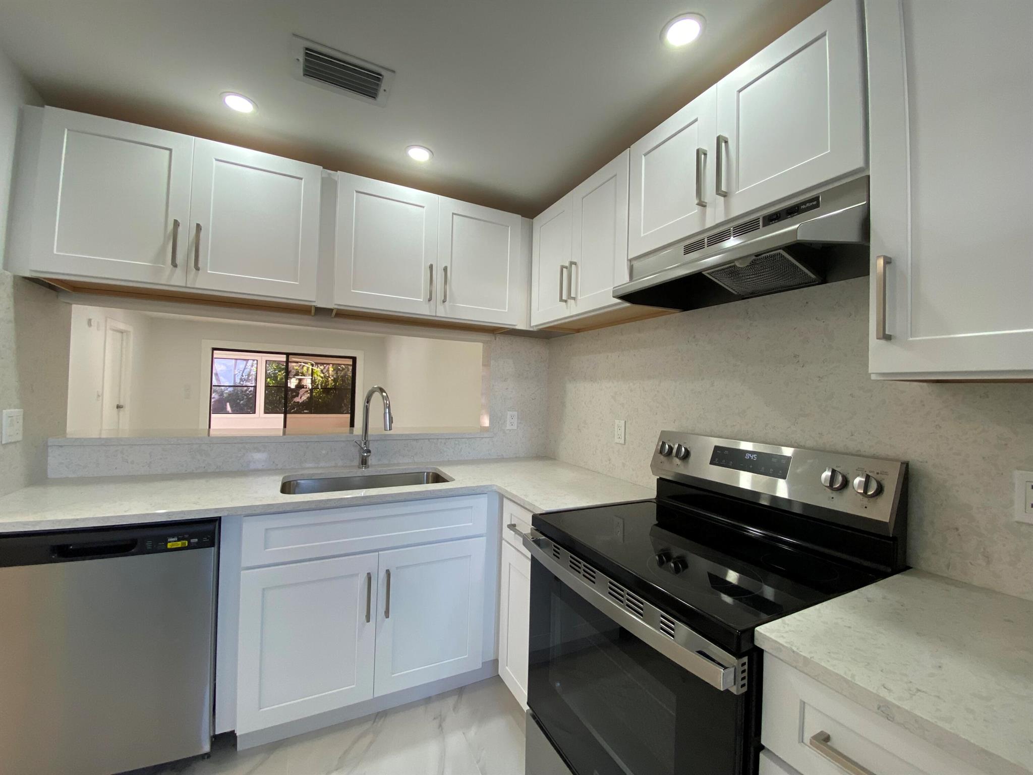 YORKVILLE - Residential Lease