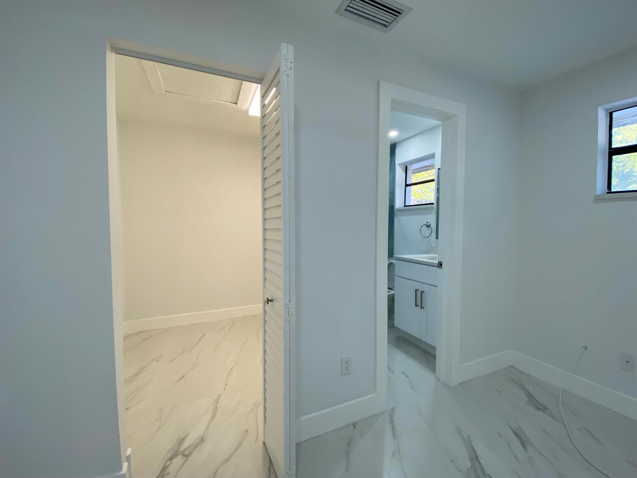 YORKVILLE - Residential Lease