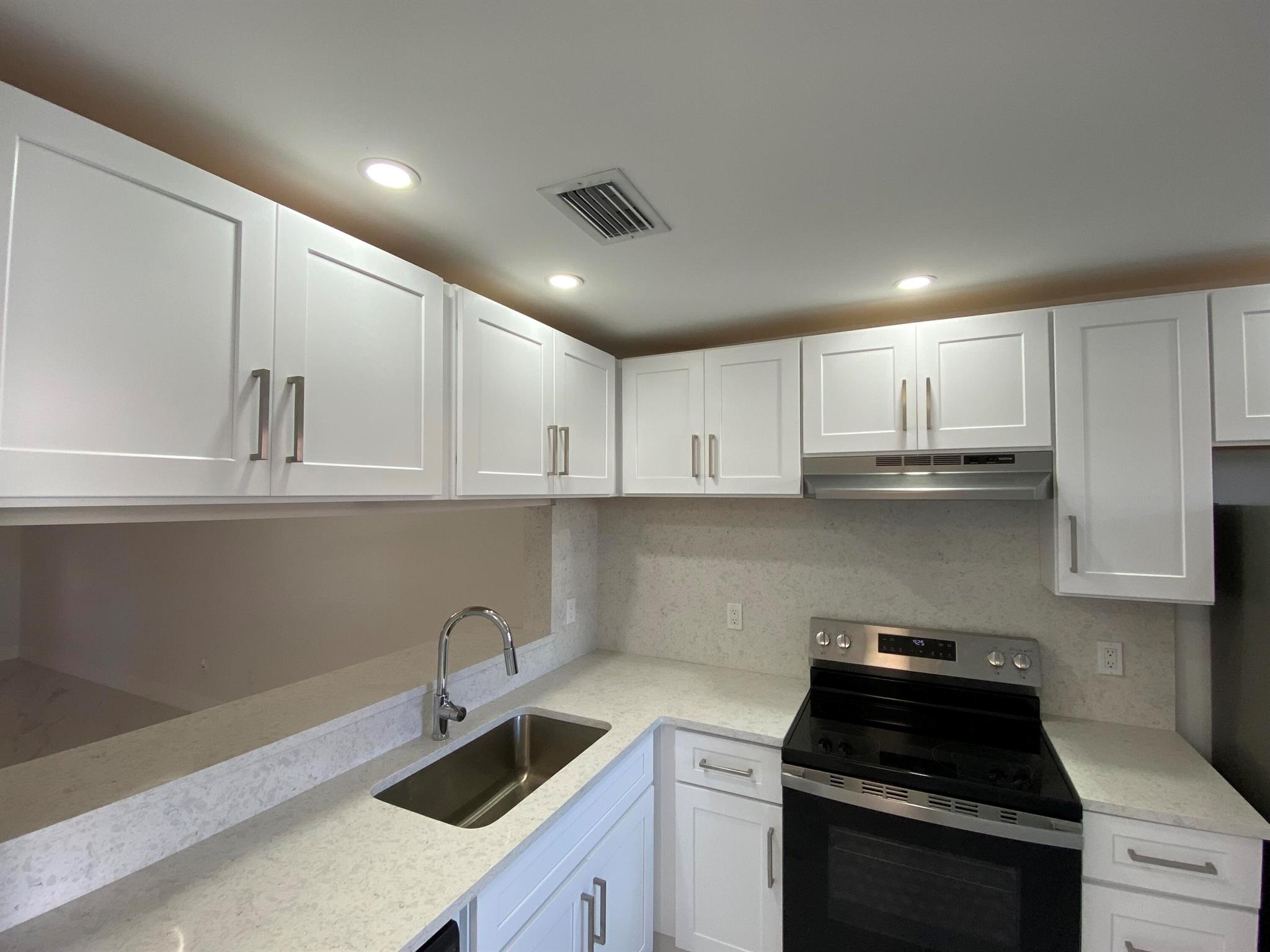 YORKVILLE - Residential Lease