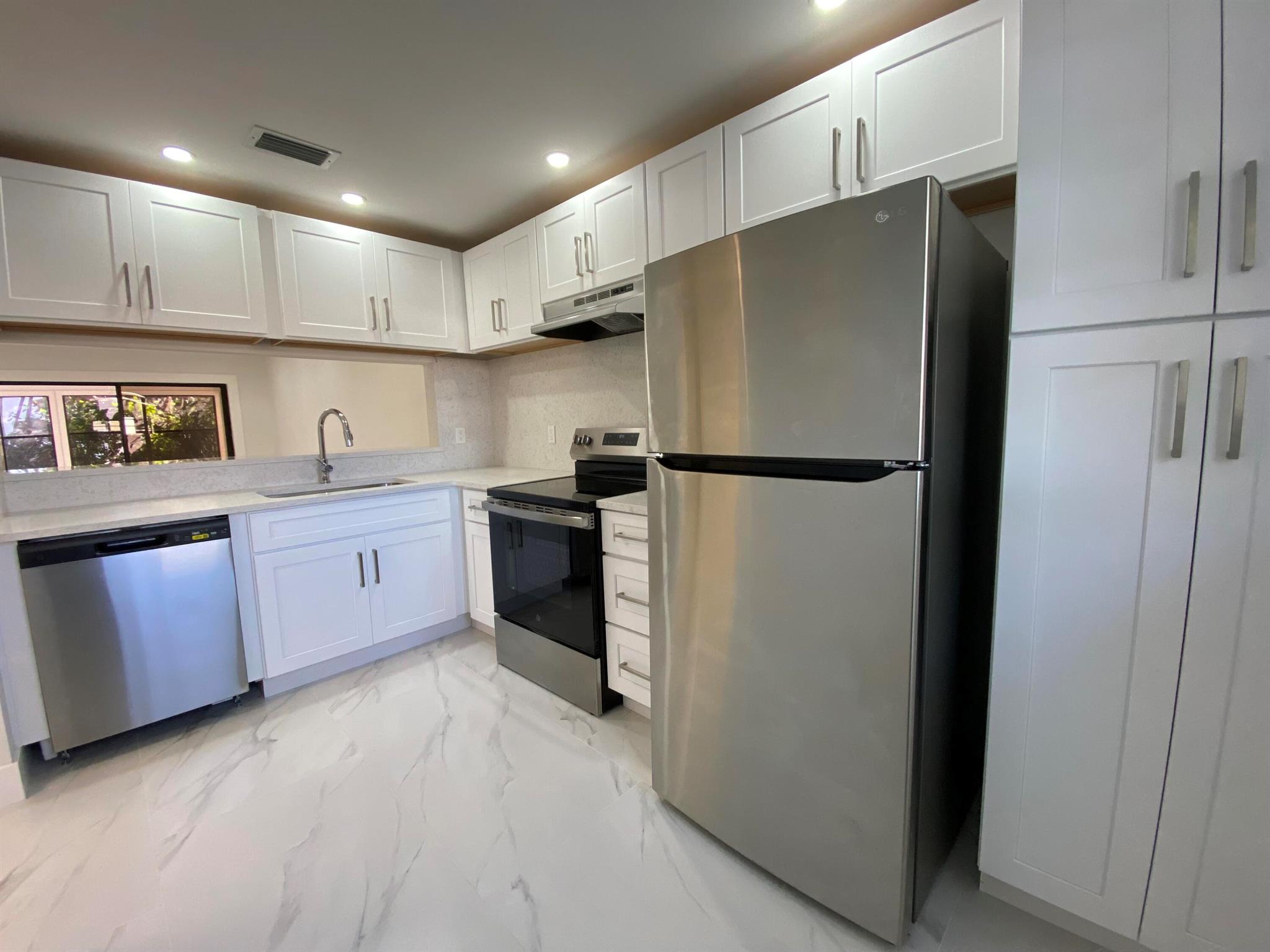 YORKVILLE - Residential Lease