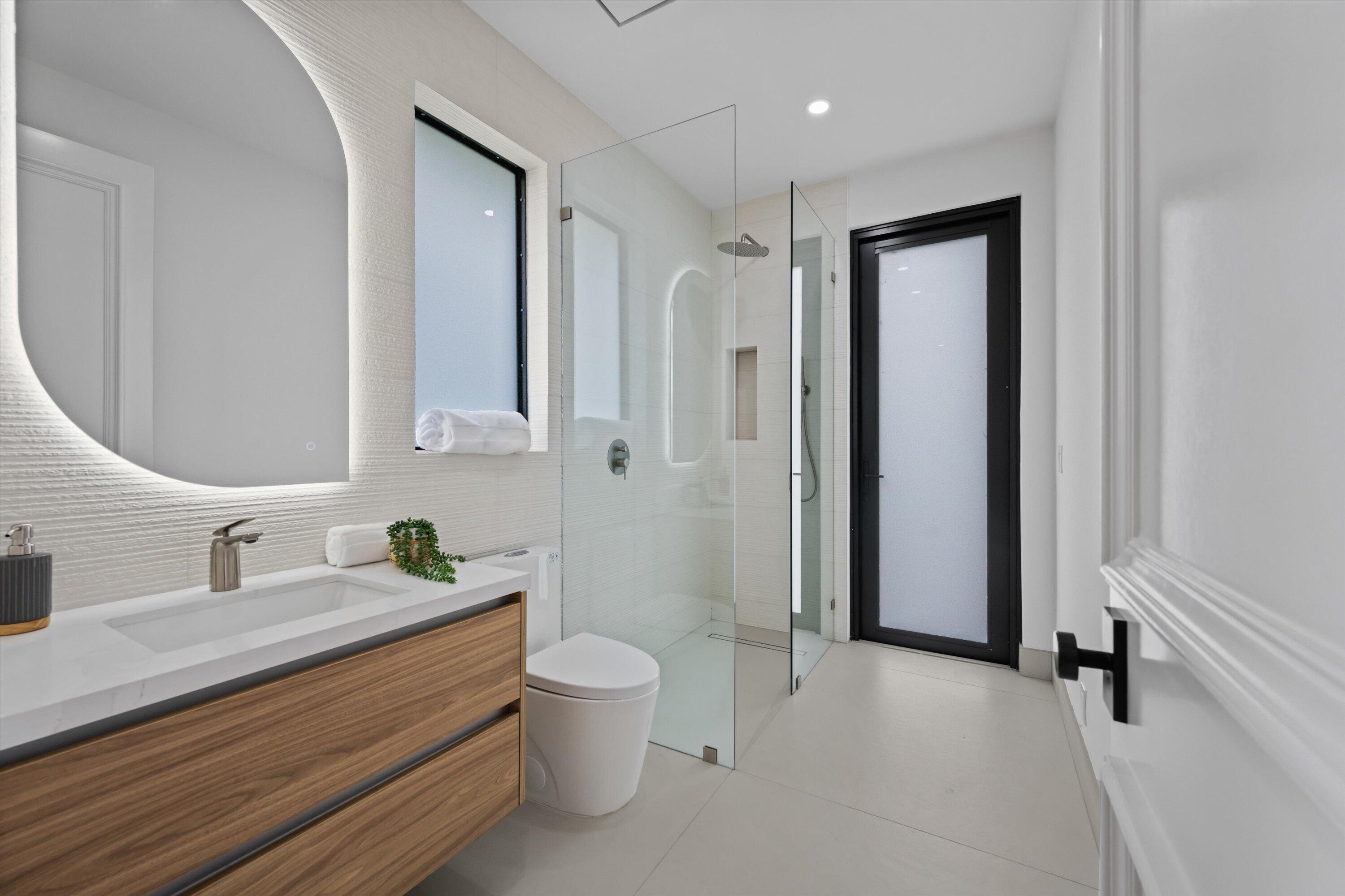 BREAKERS WEST/The Lakes - Residential