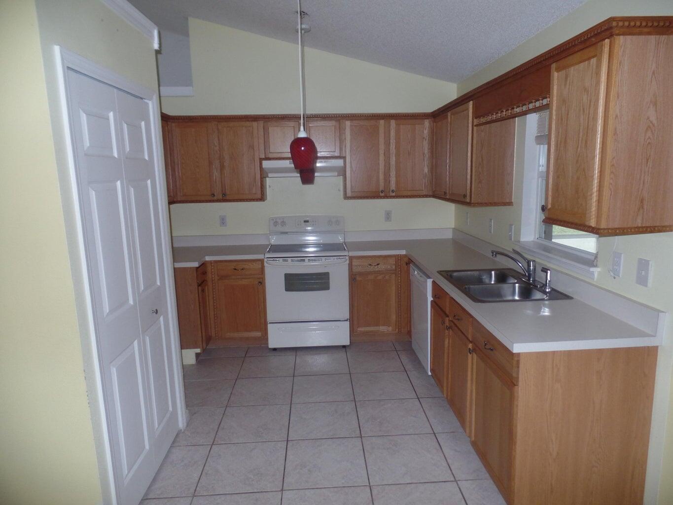 PORT ST LUCIE SECTION 33 - Residential Lease