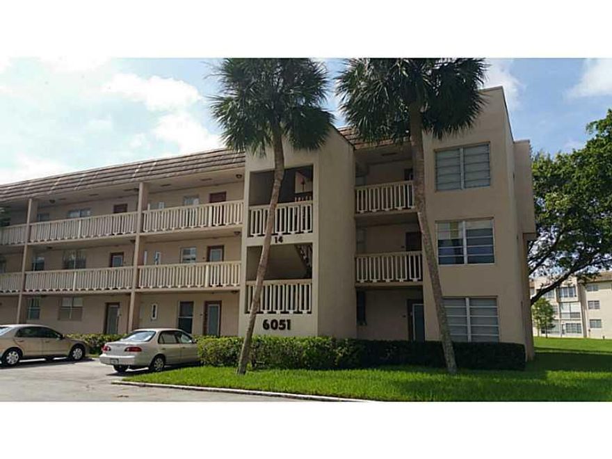 Beautiful view of lake from every room in this spacious 1 bed 1 bath condo at Bermuda Club. Well maintained community loaded with amenities - 4 Pools, Clubhouse, Auditorium, Library, Billiard Rm in lakefront setting .NOT a FORECLOSURE or SHORT SALE. Easy  to show. Home has not been lived in for over a year; needs some TLC. Sold As-Is. OK for investor to fix and flip! Condo Assn Requires: 20% Down, FICO 600+, $30K+ Annual Income. No leasing 1st year. Hurry! You won't see this price again!