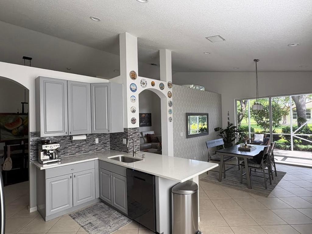 AVALON ESTATES - Residential Lease