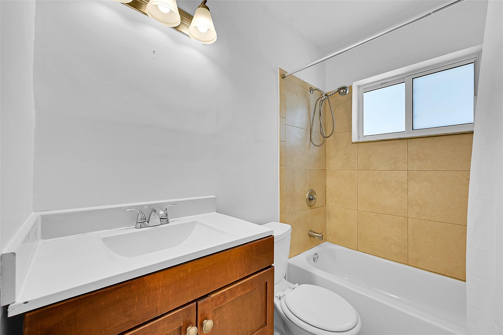 Broadview Country Club Es - Residential Lease