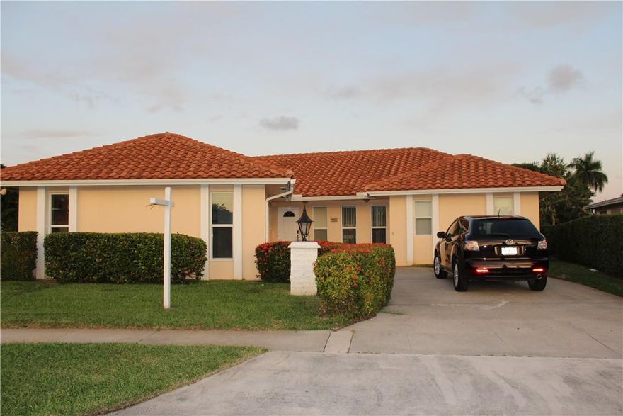 Boater's Dream, Hidden Treasure, Large 3/3 with dock, Ocean access, 1 fixed bridge, 20 minutes to intracoastal, on a cul-de-sac,  needs TLC but has tremendous potential, Vacant lot next door For Sale MLS#H10009621