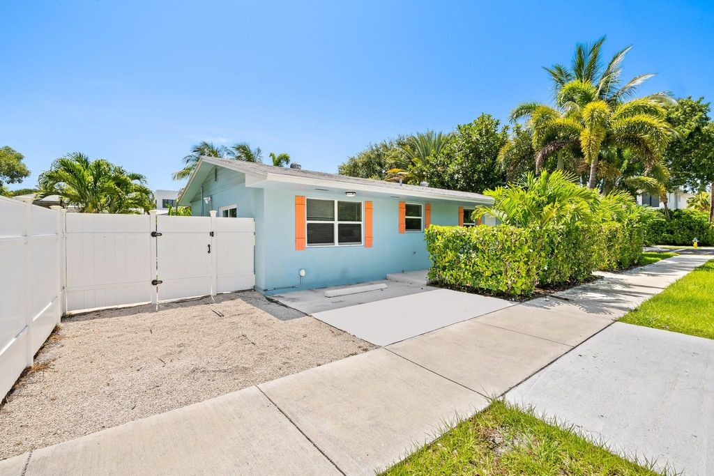 Photo of 415 SE 3rd Avenue, Delray Beach, FL 33483 (MLS # F10549249)