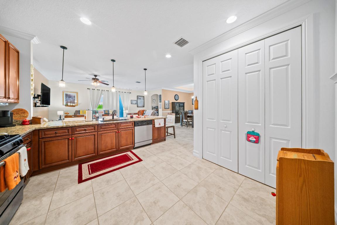 ST ANDREWS TOWNHOMES REPLAT NO 2 - Residential