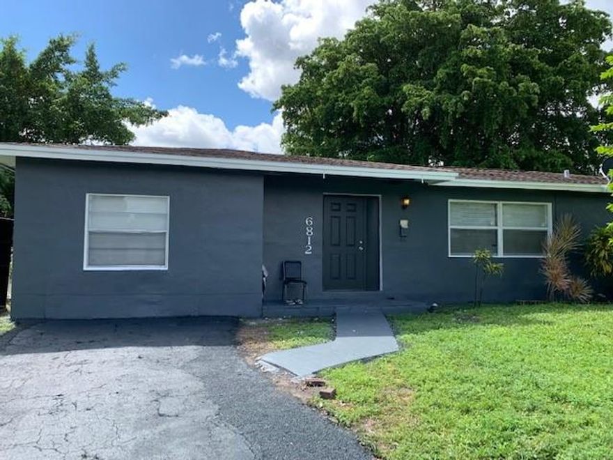 SINGLE FAMILY HOME 5 BED 2 BATH SITS ON OVERSIZED LOT .MOVE IN READY