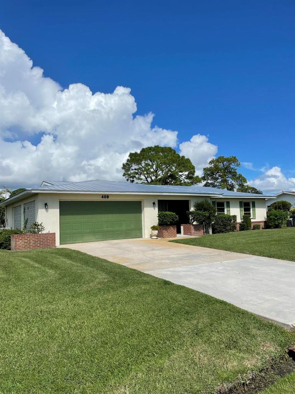 Photo of 409 SE Gasparilla Avenue, Port Saint Lucie, FL 34983 (MLS # R10752188)