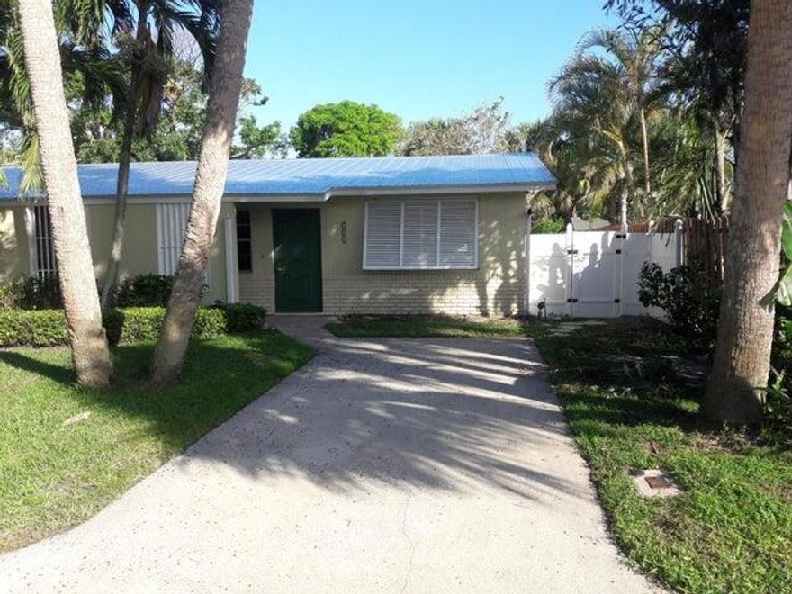 This is a very nice unit. 2/1 Duplex on a great street. Fenced rear garden. Off road parking.Washer/dryer & storage room.  Walk to Flagler & Memorial Park, restaurants and shopping.  Vacant easy to see.
