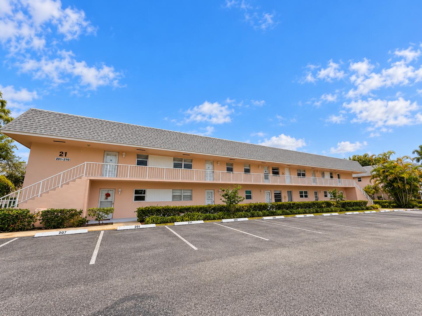 18081 SE COUNTRY CLUB Drive 21-207