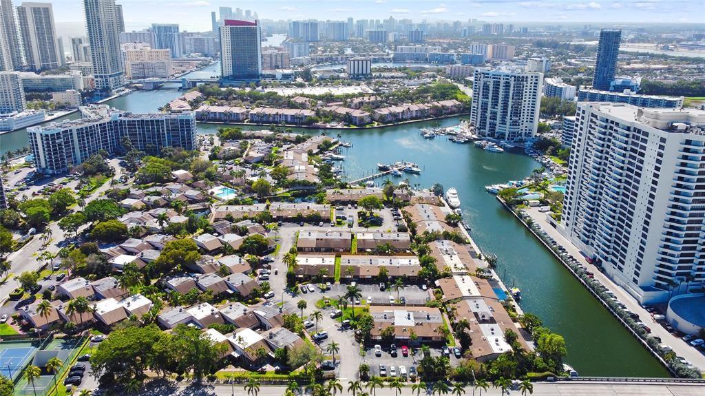 HARBOURWOOD VILLAS - Residential