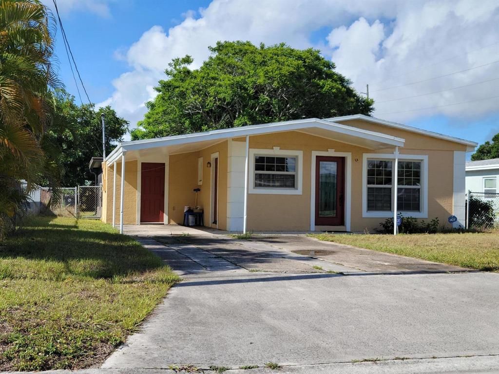 Photo of 2009 Avenue O, Fort Pierce, FL 34950 (MLS # R10721014)