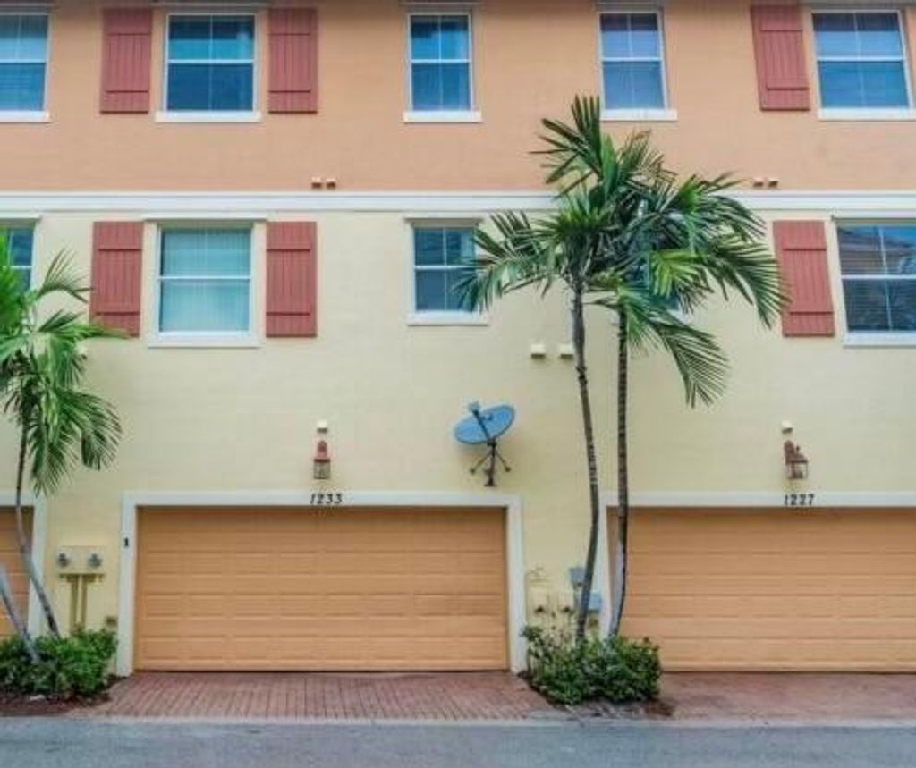 Photo of 1233 Via Maggio, Boynton Beach, FL 33426 (MLS # R11030575)