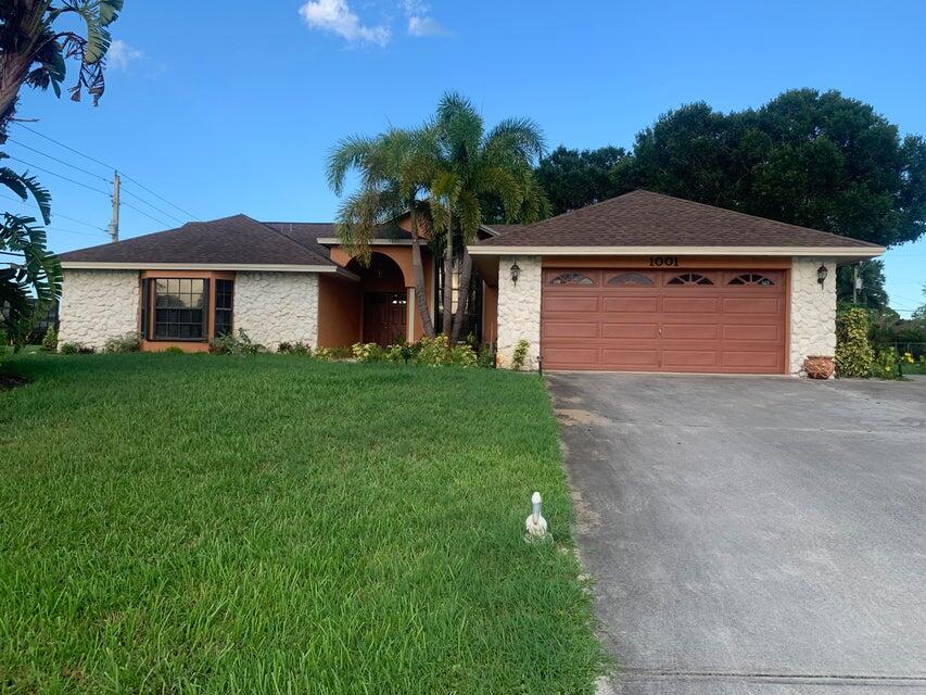 Discover your new home in central Port Saint Lucie! This lovely 3-bedroom, 2-bathroom residence is available for immediate occupancy. Unwind on the screened patio, perfect for enjoying the Florida evenings. Bring your furry friends along (non-aggressive breeds only), and rest easy knowing lawn care is taken care of.