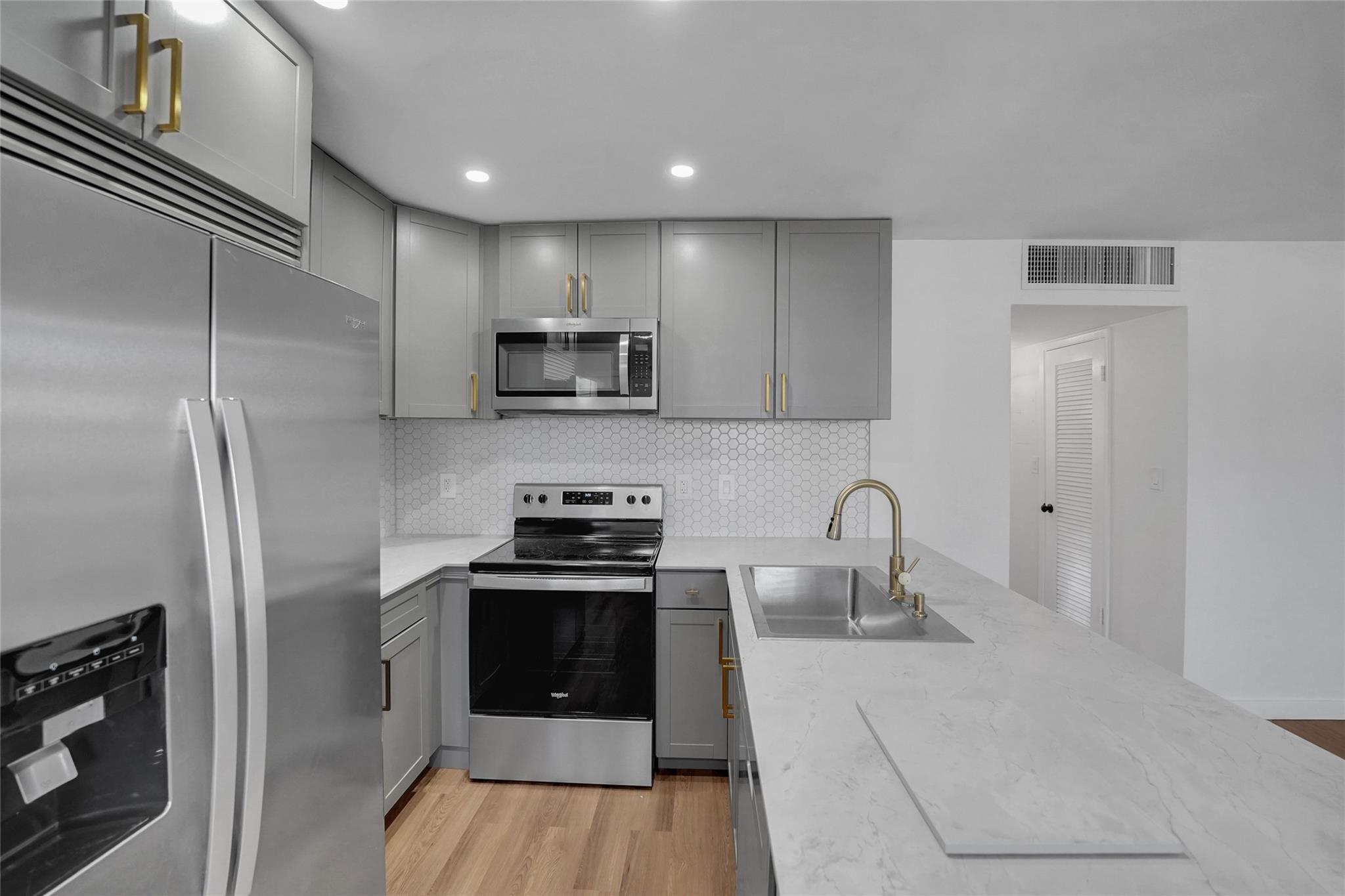 5203 NE 24th Ter B207
