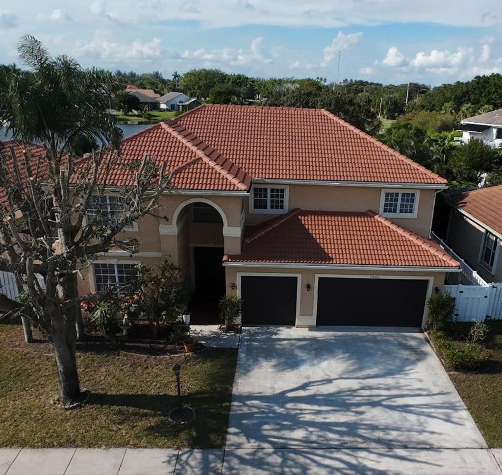 Photo of 7065 Catalina Isle Dr, Lake Worth, FL 33467 (MLS # R11147935)