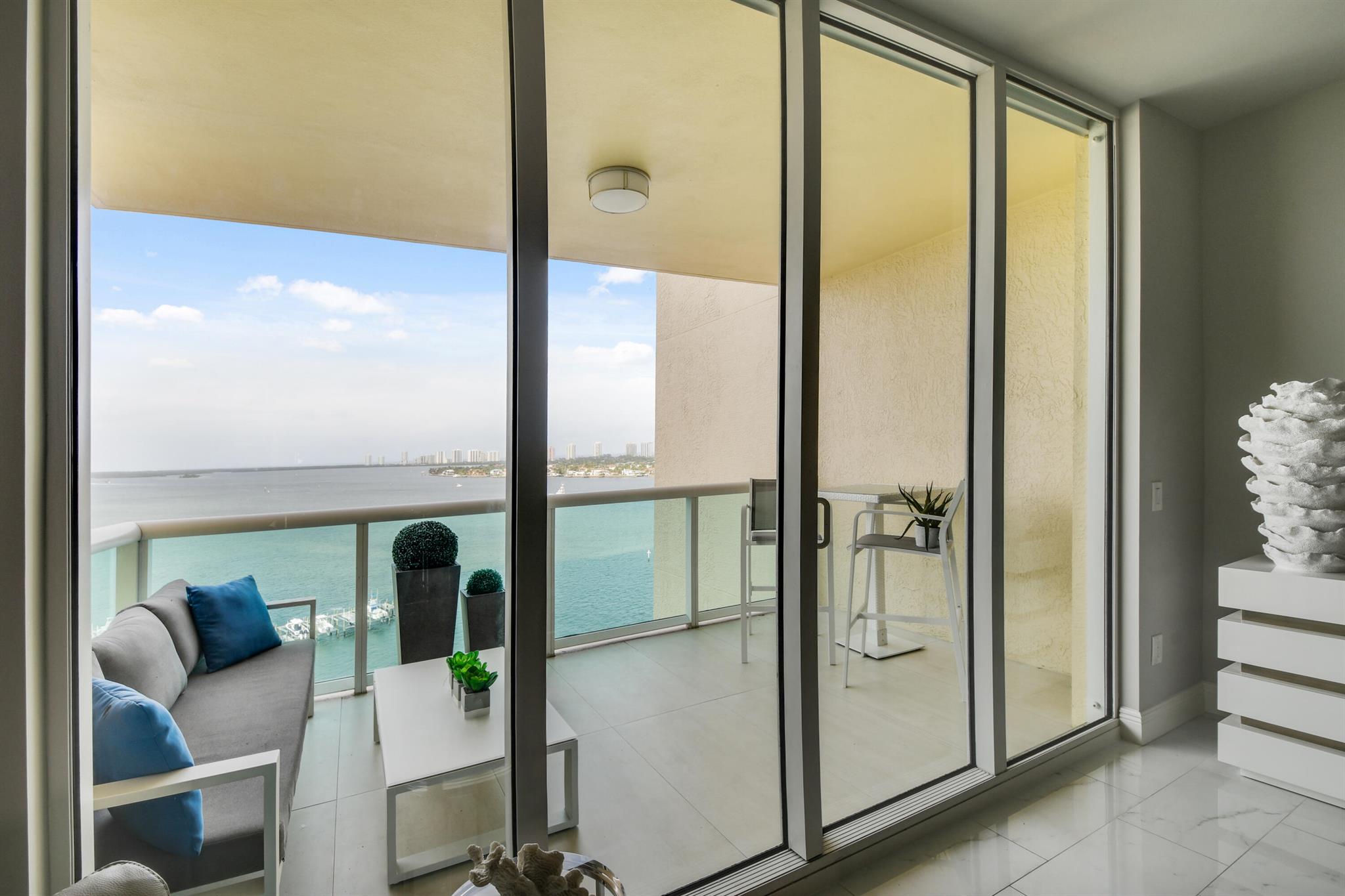 2650 Lake Shore Drive 1203