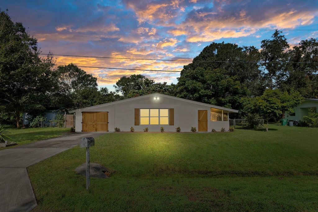 Photo of 2709 S 28th Street, Fort Pierce, FL 34981 (MLS # R10924329)