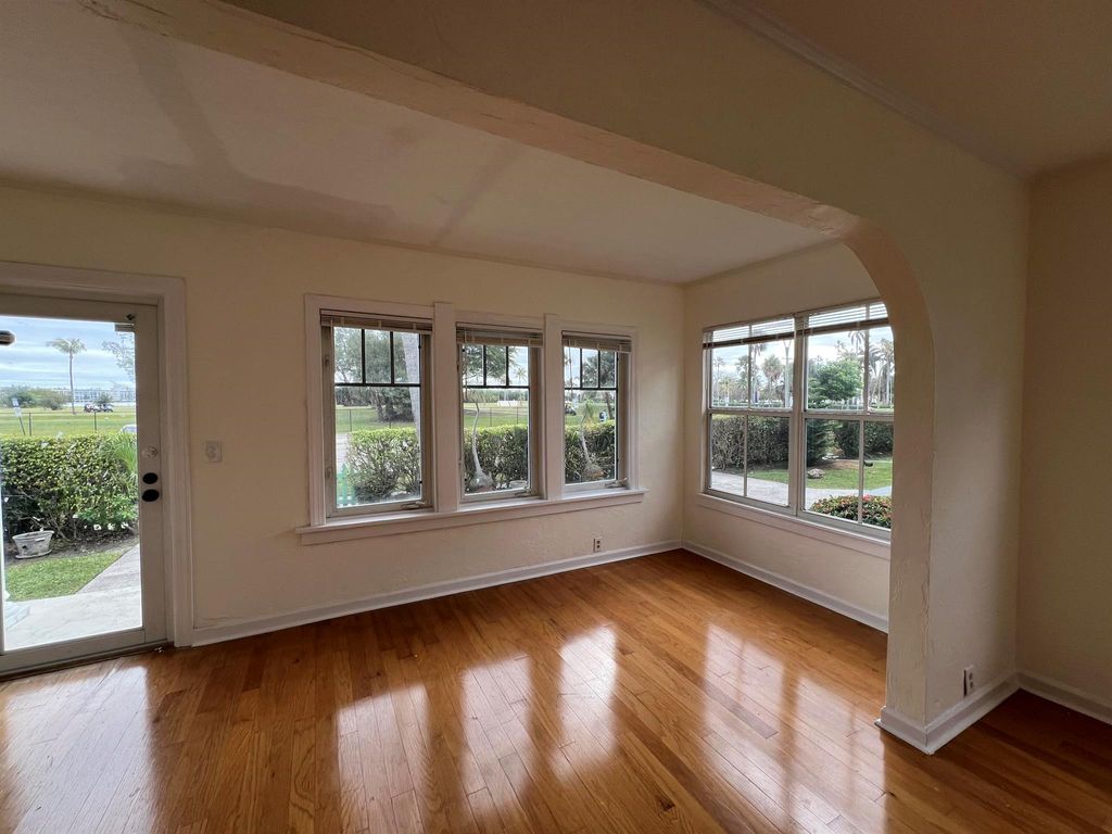 Photo of 121 N Golfview Road #8, Lake Worth Beach, FL 33460 (MLS # R11079384)