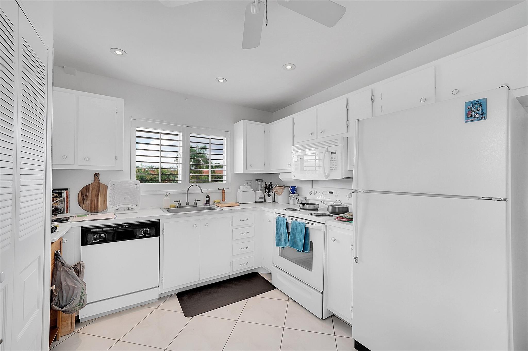 SUNRISE LAKES PHASE III - Residential