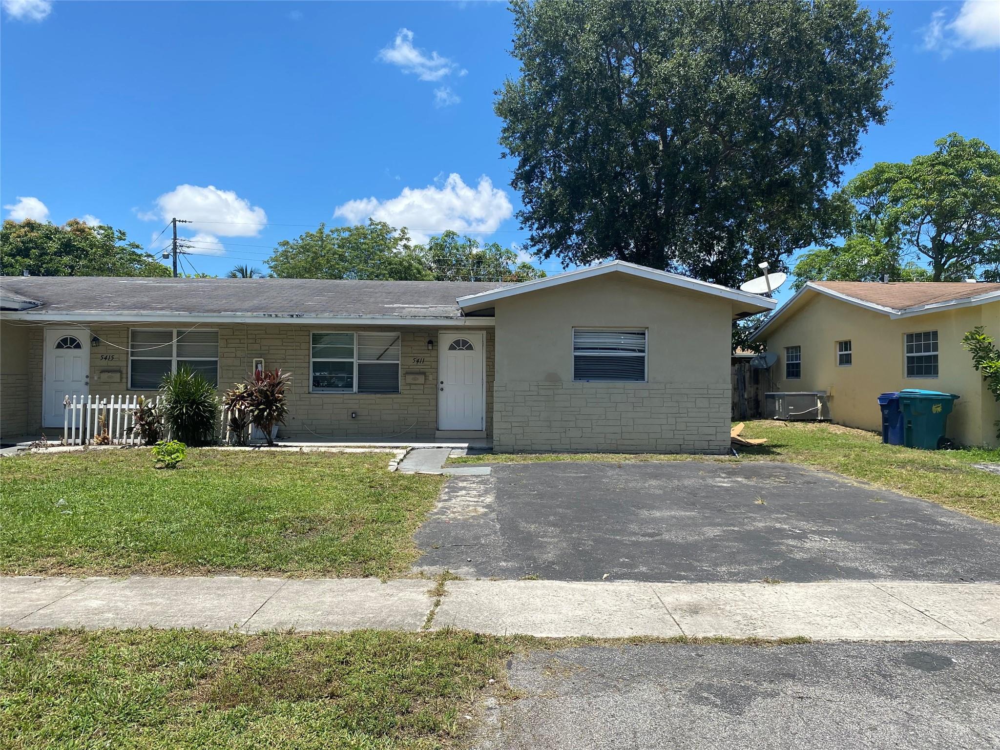 LARGE 3/2 FOR RENT. LARGE KITCHEN, STAINLESS STEEL APPLIANCES, CHANDELIER IN LIVING ROOM. WASHER/DRYER, PRIVATE FENCED BACKYARD. RAPID RESPONSE. PROPERTY IS VACANT.