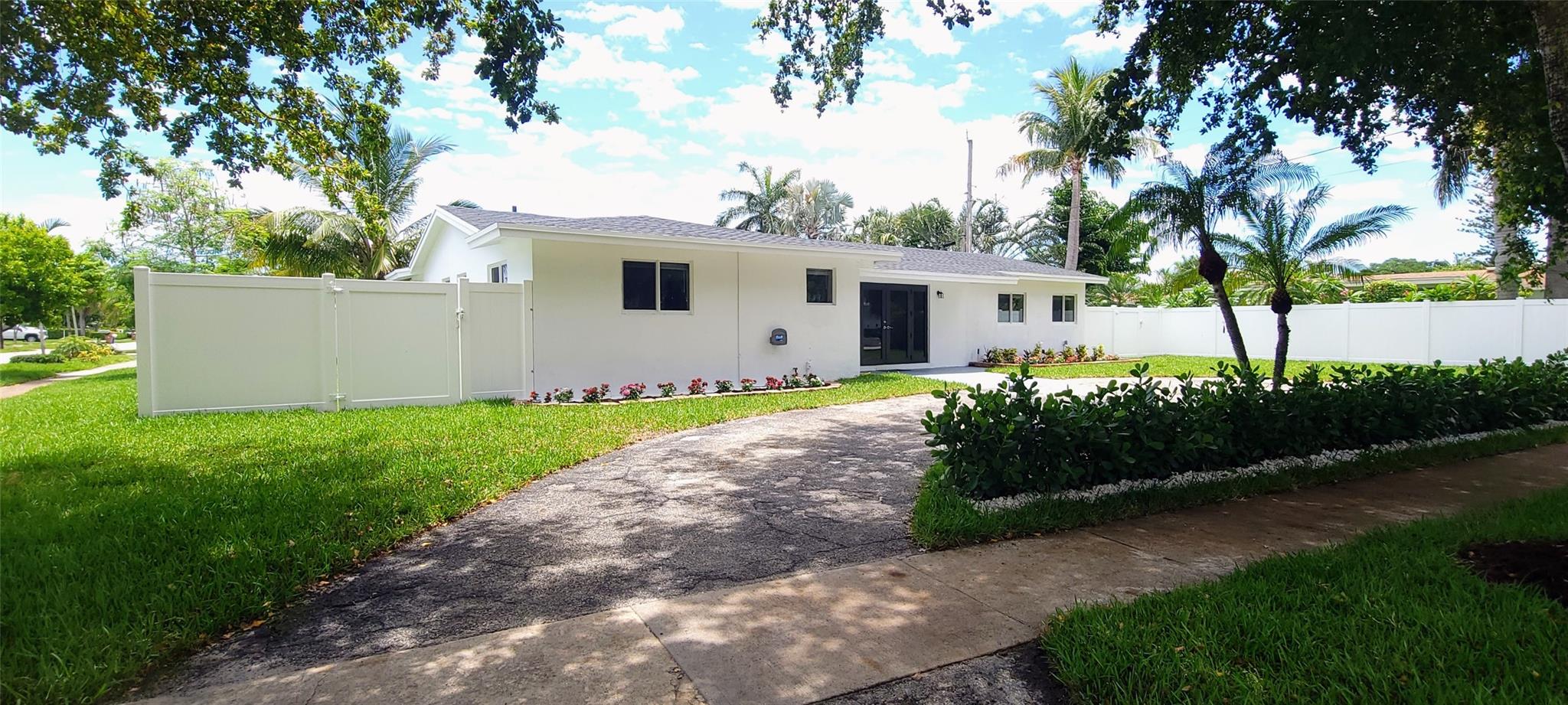 PRISTINE RENTAL IN THE COVE NEIGHBORHOOD! NEWLY RENOVATED HOME IN SOUGHT AFTER COVE NEIGHBORHOOD! BRING YOUR BOAT! IDEAL LOCATION! BIKE OR WALK TO EVERYTHING. FROM ROOMMATES TO FAMILIES & EVERYTHING IN BETWEEN, THIS IS A FABULOUS OPEN SPLIT PLAN WHERE EVERY ROOM CAN HAVE A PRIVATE BATH. INCLUDING A NEW POWDER ROOM. IT'S PERFECT FOR EVERYONE. STUNNING NEW KITCHEN W/ ISLAND. NEW, PRIVATE MASTER SUITE, WITH A FINISHED WALK-IN CLOSET & DECORATOR MASTER BATH. A REMODELED BATHROOM FOR ALL, INCLUDING A NEW POWDER ROOM. THE FULLY ENCLOSED FLORIDA ROOM, LEADS OUT TO A SPACIOUS & PRIVATE, NEWLY FENCED BACKYARD. LARGE CIRCULAR DRIVEWAY CAN FIT PLENTY OF CARS. REACH OUT TODAY FOR A PRIVATE VIEWING.