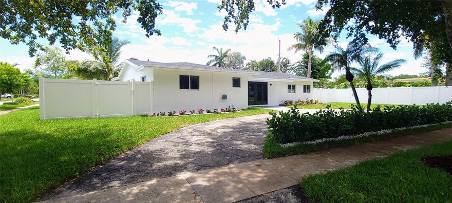 PRICE IMPROVEMENT! STEP INSIDE THIS PRISTINE RENTAL IN THE COVE NEIGHBORHOOD! NEWLY RENOVATED HOME IN SOUGHT AFTER COVE NEIGHBORHOOD! SPECTACULAR SPACE TO CALL HOME! BRING YOUR BOAT! IDEAL LOCATION! BIKE OR WALK TO EVERYTHING. FROM ROOMMATES TO FAMILIES & EVERYTHING IN BETWEEN, THIS IS A FABULOUS OPEN SPLIT PLAN WHERE EVERY ROOM CAN HAVE A PRIVATE BATH. INCLUDING A NEW POWDER ROOM. IT'S PERFECT FOR EVERYONE. STUNNING NEW KITCHEN W/ ISLAND. NEW, PRIVATE MASTER SUITE, WITH A FINISHED WALK-IN CLOSET & DECORATOR MASTER BATH. A REMODELED BATHROOM FOR ALL, INCLUDING A NEW POWDER ROOM. THE FULLY ENCLOSED FLORIDA ROOM, LEADS OUT TO A SPACIOUS & PRIVATE, NEWLY FENCED BACKYARD. LARGE CIRCULAR DRIVEWAY CAN FIT PLENTY OF CARS. REACH OUT TODAY FOR A PRIVATE VIEWING.