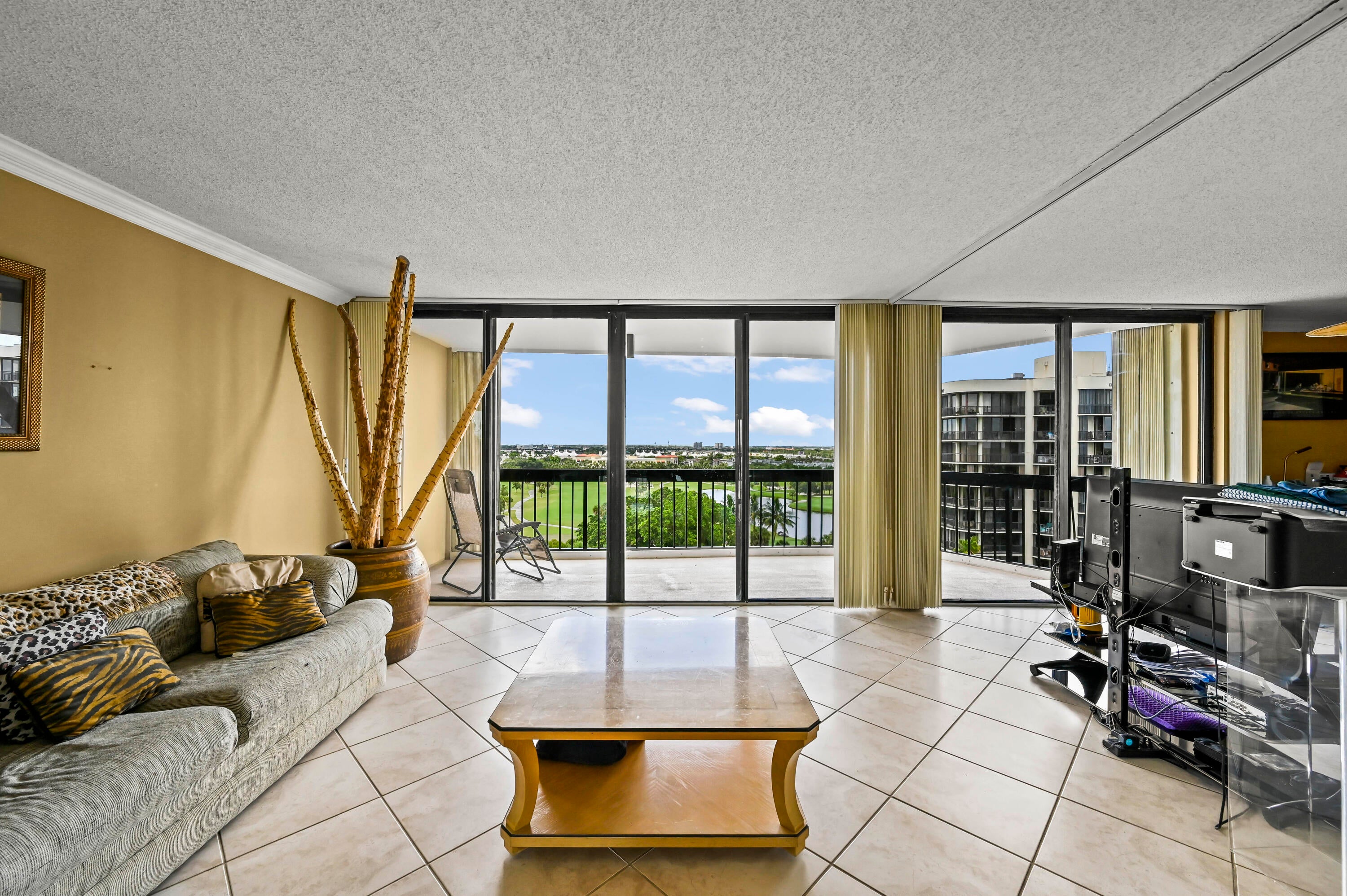 2425 PRESIDENTIAL Way 1006, West Palm Beach FL 33401