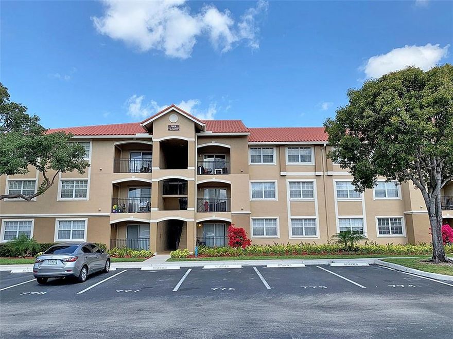 Large 1 bedroom in the resort style community of The Marquesa.  Low condo fees, just $235 per month.  Great location walking distance to shopping and restaurants, close to hospitals and easy access to major highways.  Total size with balcony is 962 square feet.  Balcony overlooking large lake with full sized washer and dryer in storage closet.  Home features laminate and tile flooring throughout, crown molding, dining area, large walk-in closet, AC and Water Heater replaced in 2017, New Refrigerator and Dishwasher.  Community is gated with large club house, gym, pool, racket ball, theater room, car wash area, BBQ area and child pay area.