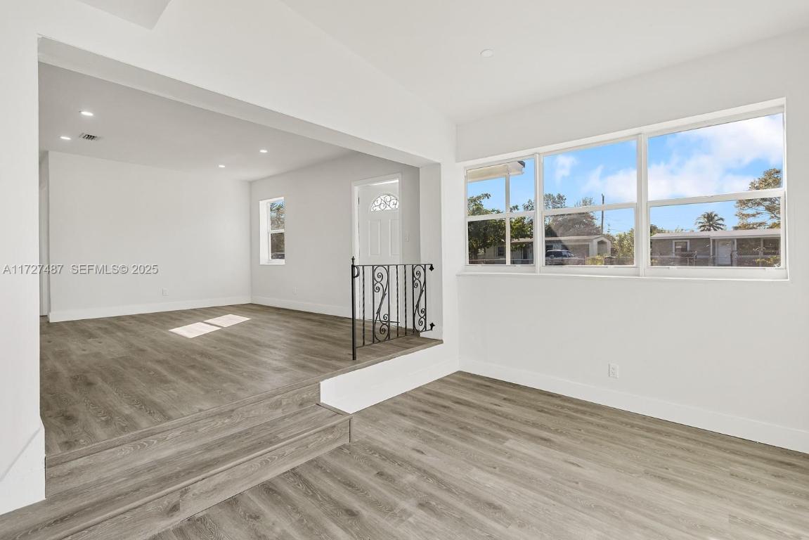 LAUDERDALE MANORS ADD-REV PLAT - Residential Lease