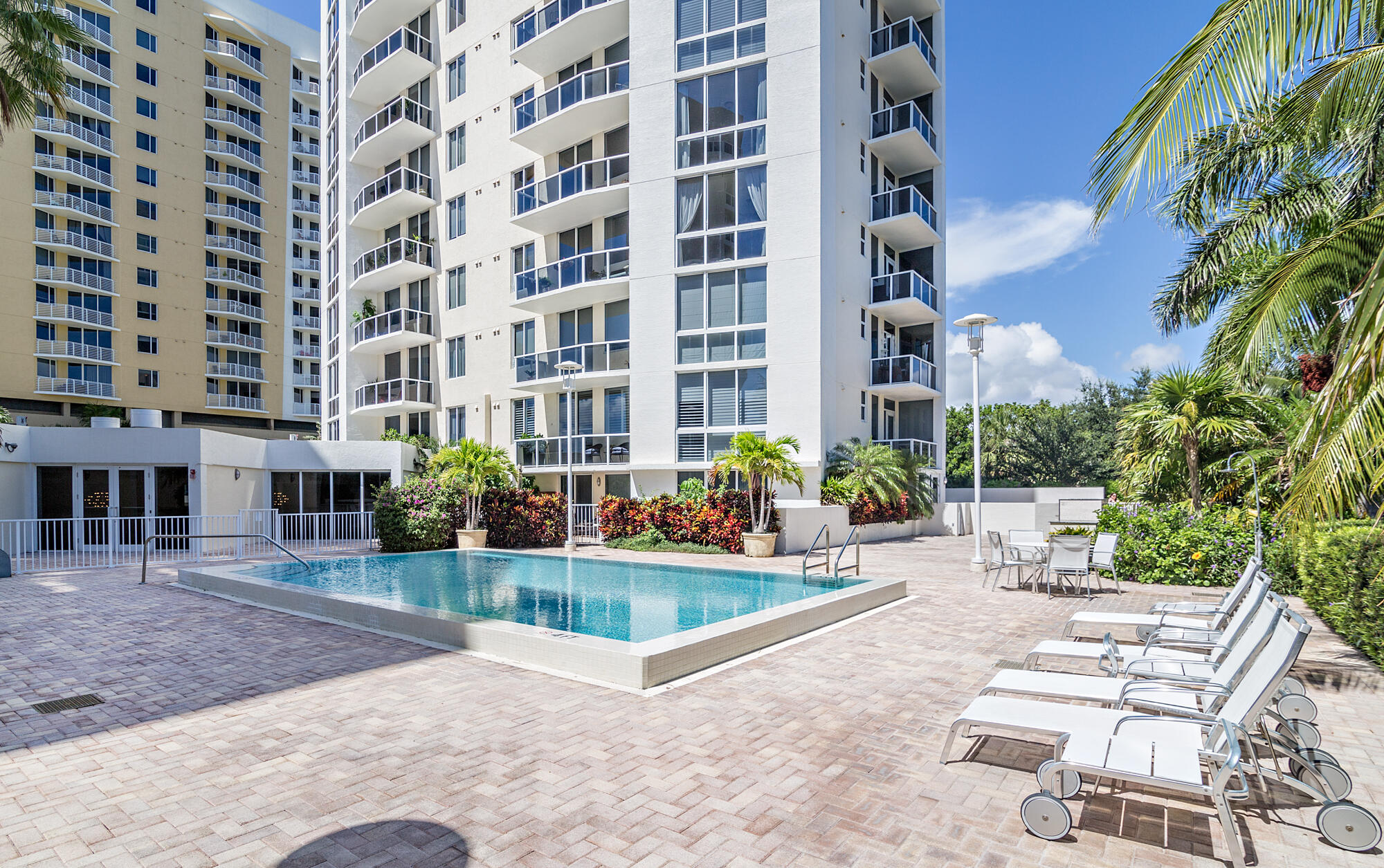 MAJESTIC TOWERS I CONDO - Residential