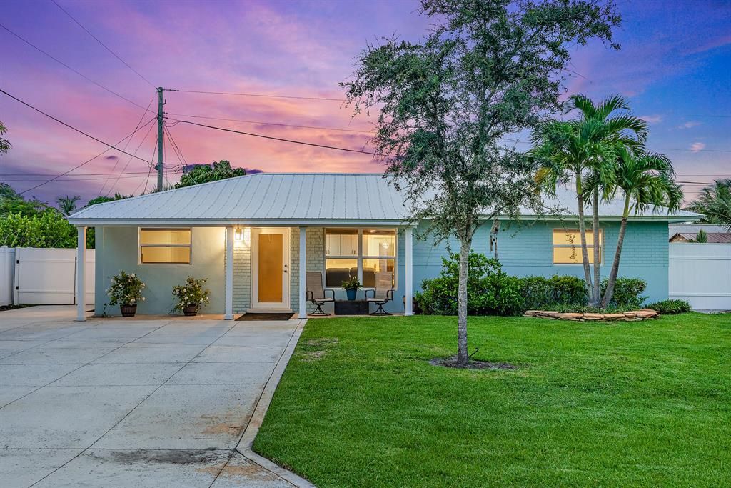 Photo of 5 Windsor Road E, Jupiter, FL 33469 (MLS # R10729333)