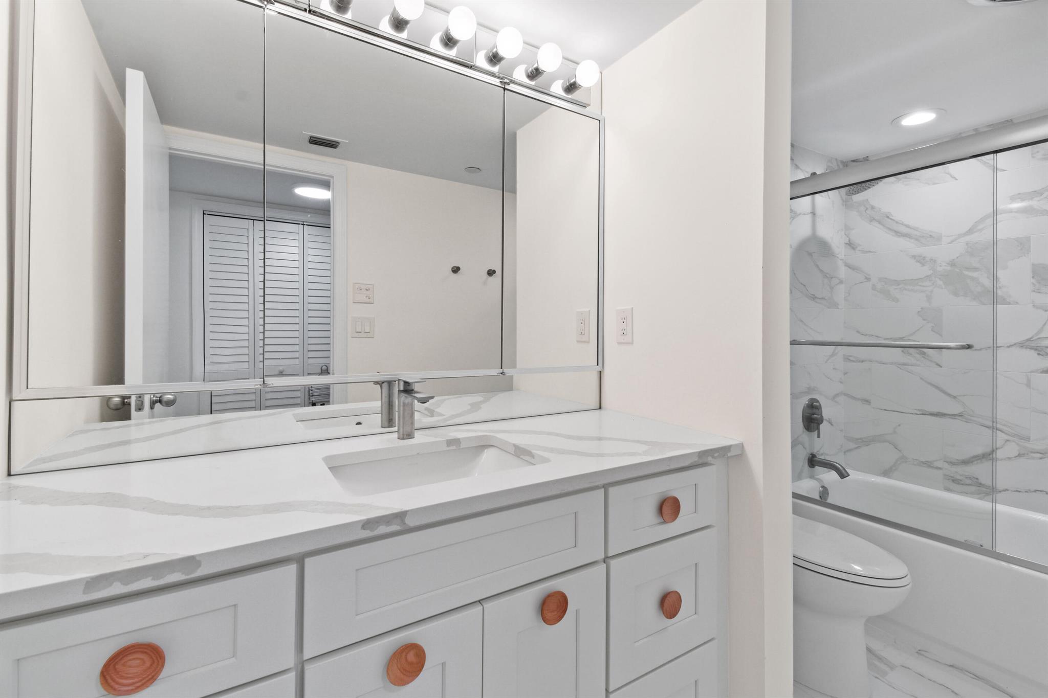 SOUTHPORTE ONE AT JONATHA - Residential