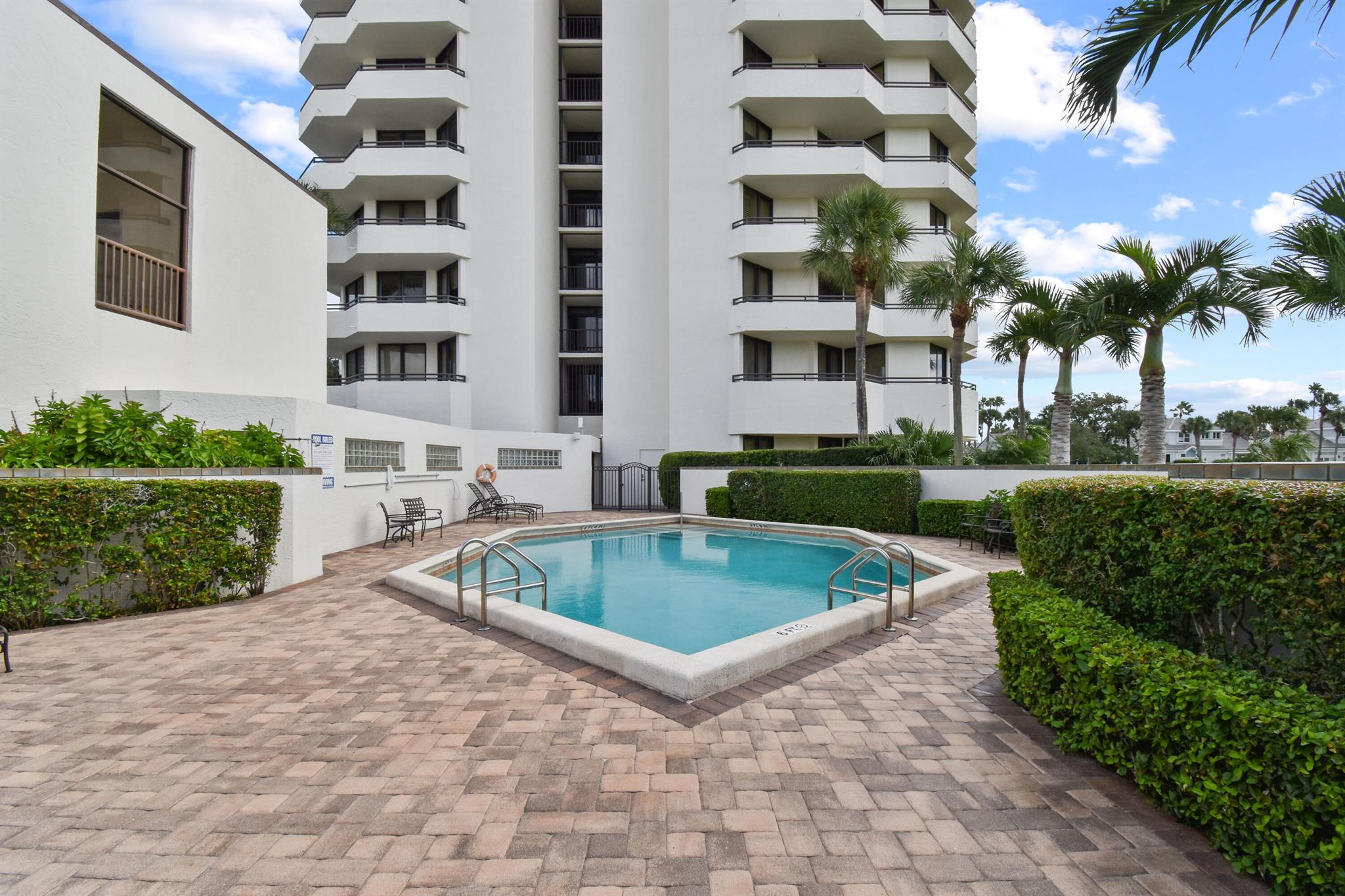 SOUTHPORTE ONE AT JONATHA - Residential