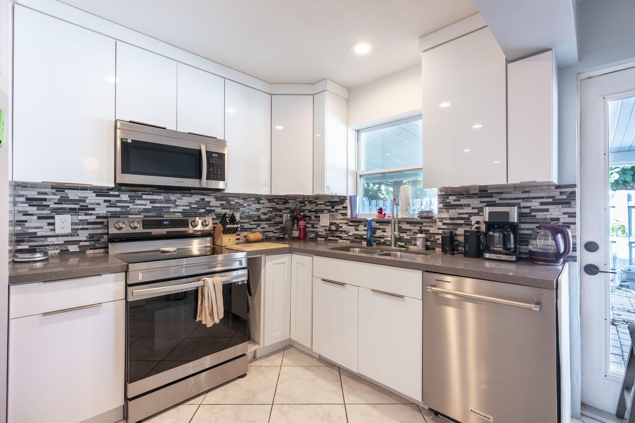 LAKE OSBORNE HILLS - Residential Lease