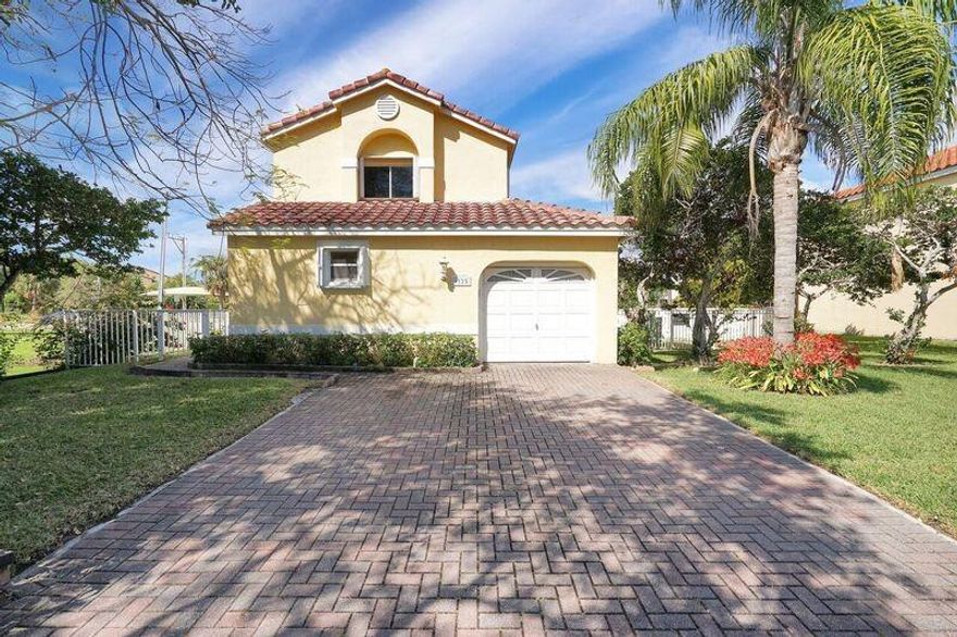 SHERIDAN OCEAN CLUB, CORNER LOT WITH LAKE VIEW. SINGLE FAMILY HOME, 3 BEDROOMS 2 BATH, 1 CAR GARAGE, KITCHEN WITH GRANITE COUNTER TOPS, BEAUTIFUL WOOD FLOORS IN DINING/LIVING ROOM AND STAIRCASE, TILE FLOORS IN KITCHEN AND BEDROOMS, MASTER BEDROOM DOWNSTAIRS , VAULTED CEILIND AND FRENCH DOORS . PAVER DRIVEWAY, TILE ROOF, ACCORDION HURRICANE SHUTTERS, SCREENED PATIO, GATED COMMUNITY, COMMUNITY POOL, WALK TO BEACHES AND SHOPPING .