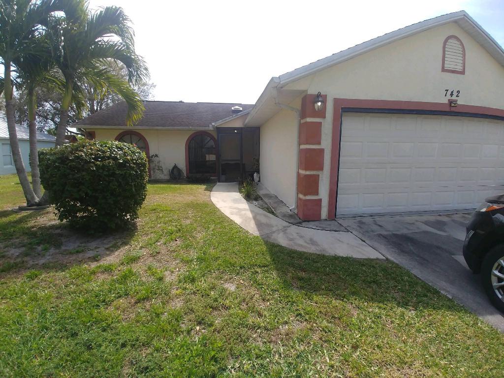 Photo of 742 SW Jacoby Avenue, Port Saint Lucie, FL 34953 (MLS # R10979651)